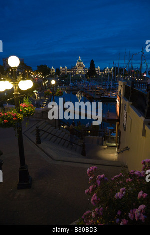 Große Schiffe füllen den Hafen bei Sonnenuntergang während des Tall Ships Festivals in Victoria, British Columbia Stockfoto