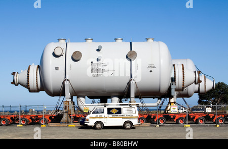 Zwei Shell und Rohr Wärmetauscher Druckbehälter warten auf Transport zum Zielort bei einem Liquified Natural Gas Stockfoto