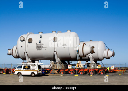 Zwei Shell und Rohr Wärmetauscher Druckbehälter warten auf Transport zum Zielort bei einem Liquified Natural Gas Stockfoto