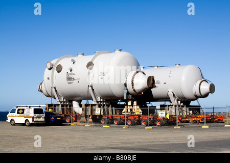 Zwei Shell und Rohr Wärmetauscher Druckbehälter warten auf Transport zum Zielort bei einem Liquified Natural Gas Stockfoto