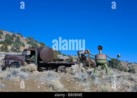 Eine verrostete Tankwagen und Skulpturen aus Autoteilen auf einem Hügel südlich von Virginia City, Nevada Stockfoto