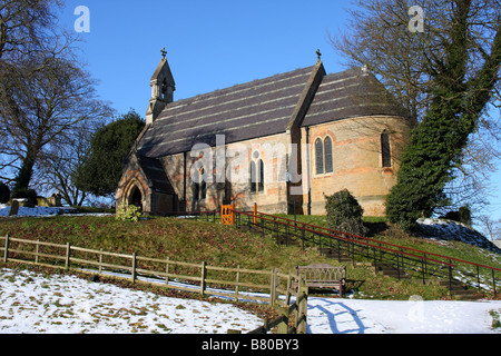 Eine Landkirche im Winter. Heilige Dreifaltigkeit, Bulcote, Burton Joyce, Nottinghamshire, England, Großbritannien Stockfoto