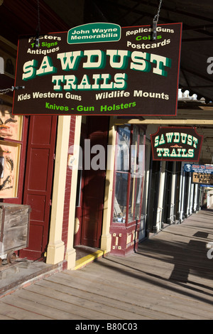 Geschäfte mit hängenden Zeichen und ein Holzsteg Seite Gehbereich Main Street Virginia City Nevada Stockfoto