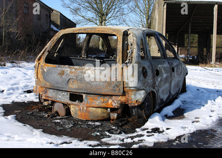 Ein Auto auf einem Bauernhof U.K ausgebrannt. Stockfoto