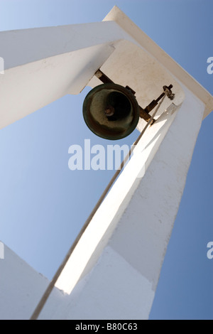 Glockenturm und Bell von Agia Thekla Kapelle auf der Klippe über der Küste des Mittelmeeres in der Nähe von Aiga Napa Südzypern Stockfoto
