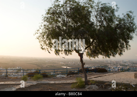 Blick auf den Sonnenuntergang von Saint Elias (Profitis Ilias) alte Kirche auf dem Felsen im Süden Pissouri, Protaras, Zypern Stockfoto