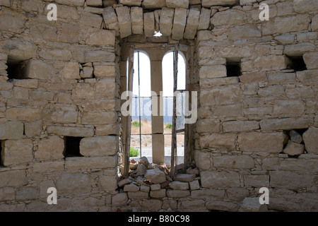 Blick von der Apsis der Kirche Agios Nicolas (Alasa) in der Nähe von Kouris Dam. Südzypern Stockfoto