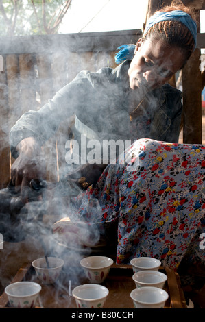 Frau, die Vorbereitung der äthiopischen Kaffee Turmi Omovalley Äthiopien Afrika Stockfoto