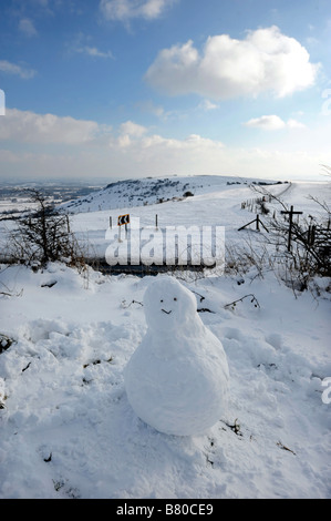 Einen Schneemann auf Ditchling Leuchtfeuer in Sussex auf den South Downs Way UK Stockfoto