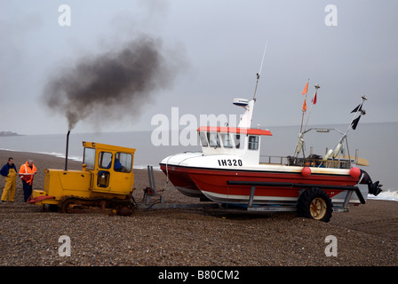 Angelboot/Fischerboot geschleppt bis zum Strand, Aldeburgh, Suffolk, UK. Stockfoto