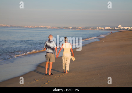 Mittleren gealterten paar ein Spaziergang an einem Sandstrand. Stockfoto