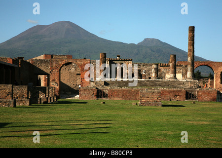 Vesuv über das Forum von Pompeji, Italien. Ausgrabungsstätte von Pompeji hat auf der Weltkulturerbeliste der UNESCO eingeschrieben Stockfoto