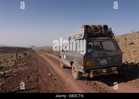 Geladenen Landcruiser auf einer Straße über den Bale-Bergen Äthiopien Afrika Stockfoto