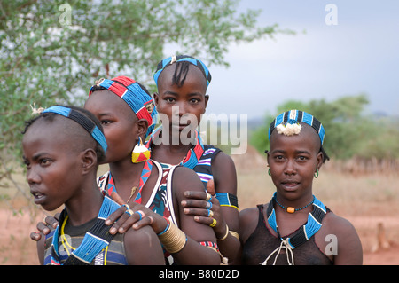 Junge Mädchen aus dem Stamm der Hamer an das Springen der feierlichen Bull Äthiopien Afrika Stockfoto