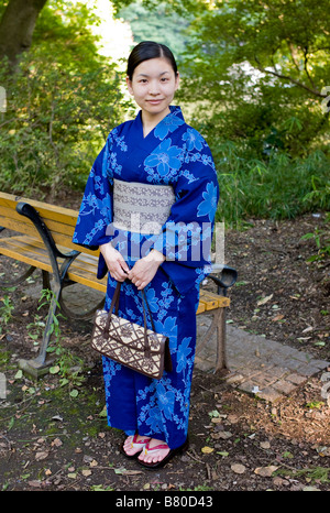 Japanerin in traditionellen Sommer-Kimono (Yukata) Stockfoto