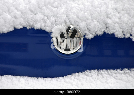 Volkswagen-Auto-Plakette mit Schnee Stockfoto