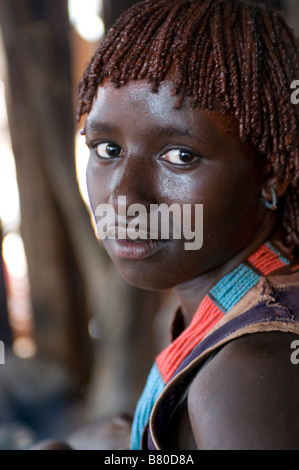 Junge hübsche Braut Porträt auf das Springen der feierlichen Bull Äthiopien Afrika Stockfoto