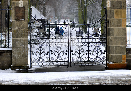 Haupttore bei St Nicholas Park mit Schnee, Warwick, Warwickshire, England, UK Stockfoto