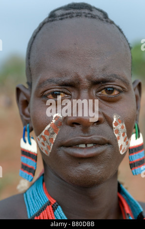 Tribal Warrior Porträt auf das Springen der feierlichen Bull Äthiopien Afrika Stockfoto