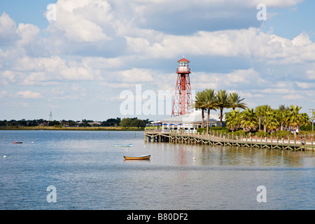 Nachbildung der Leuchtturm neben Fischrestaurant in The Villages Ruhestandsgemeinschaft in Zentral-Florida, USA Stockfoto