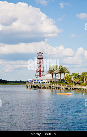 Nachbildung der Leuchtturm neben Fischrestaurant in The Villages Ruhestandsgemeinschaft in Zentral-Florida, USA Stockfoto