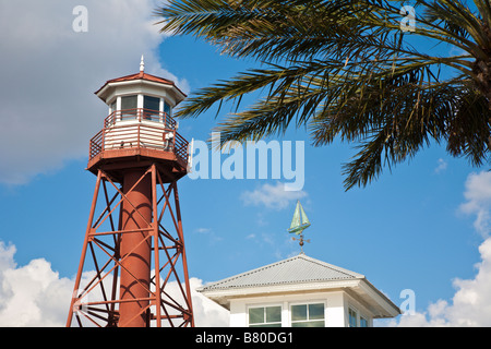 Nachbildung der Leuchtturm neben Fischrestaurant in The Villages Ruhestandsgemeinschaft in Zentral-Florida, USA Stockfoto