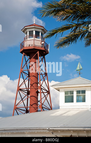 Nachbildung der Leuchtturm neben Fischrestaurant in The Villages Ruhestandsgemeinschaft in Zentral-Florida, USA Stockfoto