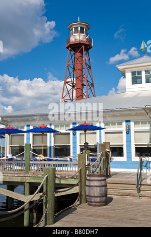 Nachbildung der Leuchtturm neben Fischrestaurant in The Villages Ruhestandsgemeinschaft in Zentral-Florida, USA Stockfoto