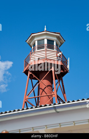 Nachbildung der Leuchtturm neben Fischrestaurant in The Villages Ruhestandsgemeinschaft in Zentral-Florida, USA Stockfoto