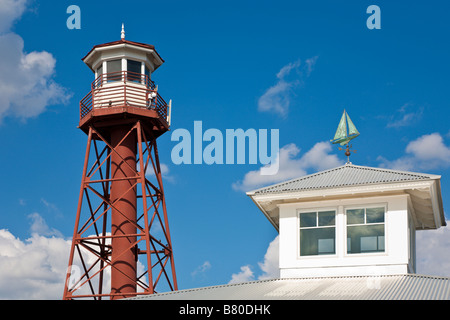 Nachbildung der Leuchtturm neben Fischrestaurant in The Villages Ruhestandsgemeinschaft in Zentral-Florida, USA Stockfoto