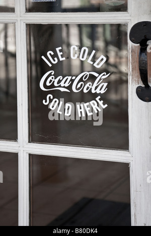 Alte Holztür Glas Eis kalte Coca-Cola verkauft hier registrieren Stockfoto