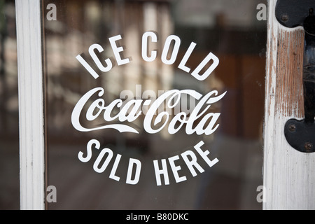 Alte Holztür Glas Eis kalte Coca-Cola verkauft hier registrieren Stockfoto