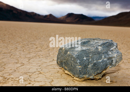 Eine geheimnisvolle bewegliche Steinschlag mit Trail rutschen über den Boden gekracht Schlamm von The Racetrack Playa Death Valley National Park Stockfoto