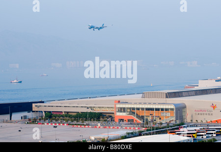 Ein Flugzeug kommt am Flughafen Hongkong Chek Lap Kok neben Asia World Expo in Hongkong Stockfoto
