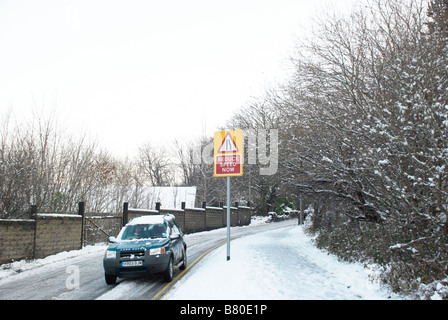 Land Rover Discovery, der seinen Weg einen verschneiten Hang hinunter Stockfoto