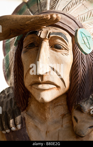 Geschnitzte hölzerne Statue der indianischen außerhalb Tabak Lagern in den Dörfern von Lady Lake, Florida, USA Stockfoto