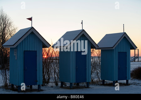 Leere Umkleidekabinen am Strand im Winter, Finnland Stockfoto