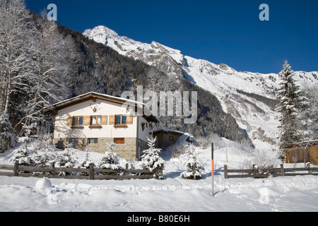 Bucheben Österreich EU Januar Blick über diese kleine Schnee bedeckt Weiler in Richtung einer Alphütte Stilhaus Stockfoto