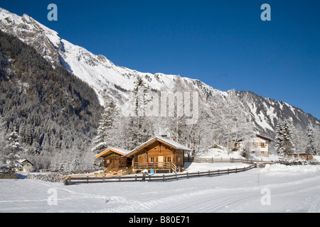 Bucheben Österreich EU Januar alpinen Stilhaus umgeben von tiefen Schnee in dieser kleinen Ortschaft im Rauriser Sonnen Tal Stockfoto