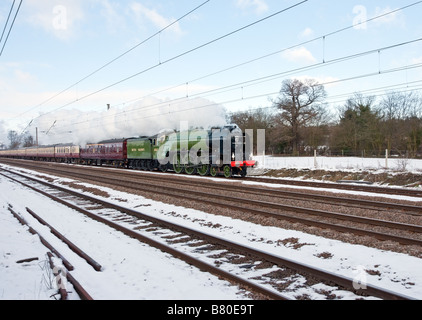 Neue A1 Klasse Tornado 60163 Weitergabe Welham Green seinen ersten Lauf an London Kings Cross mit einem Sonderzug aus Darlington. Stockfoto