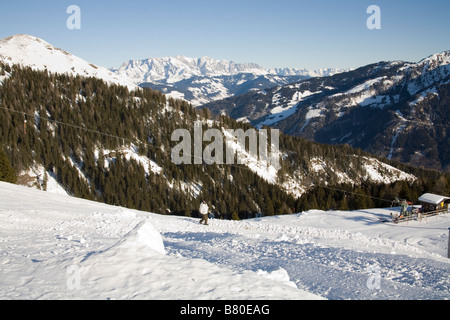 Rauris Österreich EU Januar ein älterer Mann auf einem geräumten Wanderwegen Winterwanderweg mit Blick über die österreichischen Alpen Stockfoto