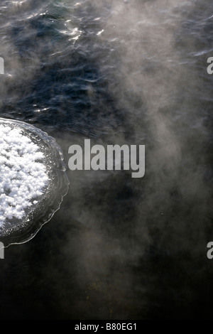 Winternebel über Squam Lake in den Wintermonaten befindet sich in Ashland New Hampshire USA Stockfoto