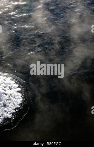 Winternebel über Squam Lake in den Wintermonaten befindet sich in Ashland New Hampshire USA Stockfoto