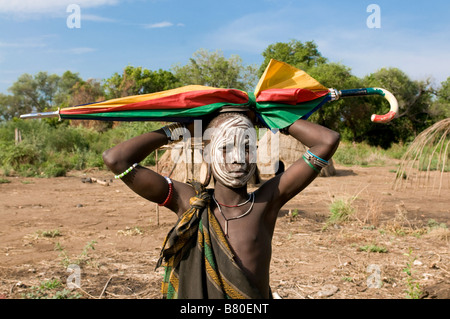 Mursi junge Mädchen hält ein Dach über dem Kopf Omovalley Äthiopien Afrika Stockfoto