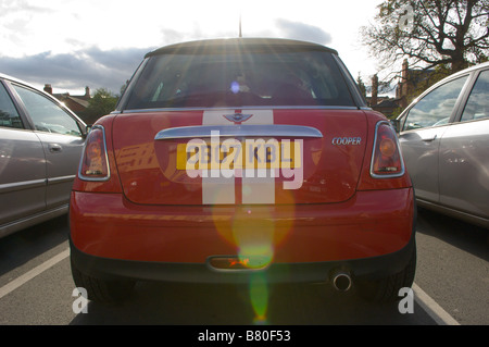 Rote Mini Cooper in Hereford City Herefordshire England Europa gesehen Stockfoto