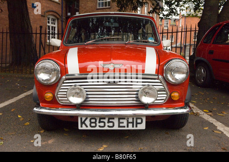 Rote Mini gesehen bei Hereford City Herefordshire Vereinigtes Königreich Europe Stockfoto