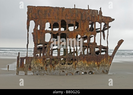 Das Wrack des Schiffes The Peter Iredale in Fort Stevens State Park, Oregon, USA. Strandete 1906. Stockfoto