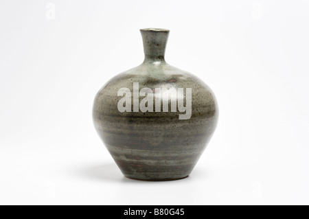 Kleines Studio Keramik Vase auf weißem Hintergrund Stockfoto