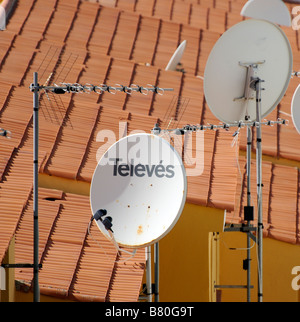 Fernsehantennen und Satellitenschüsseln Signal Empfang befindet sich am Dach des spanischen Eigenschaften Stockfoto