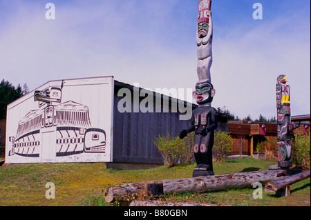 Alert Bay, BC, Britisch-Kolumbien, Kanada - Kwakwaka (Kwakiutl) Totempfähle und u ' mista Cultural Centre auf Kormoran-Insel Stockfoto